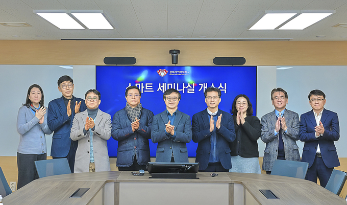 ▲ 경희사이버대는 지난 17일, 2주기 원격대학 교육 혁신 지원사업 연계 다국어 지원 실시간 원격 세미나실 개소식을 진행했다(좌측부터 김의신 교무처장, 이정민 입학·학생처장 겸 글로벌·대외협력처장, 김범정 사회교육원장, 임근욱 대학원장 겸 미디어개발처장, 변창구 총장,  신봉섭 부총장 겸 기획재정처장, 서진숙 교육혁신본부장, 임규섭 교양학부장, 신상기 사무처부처장).